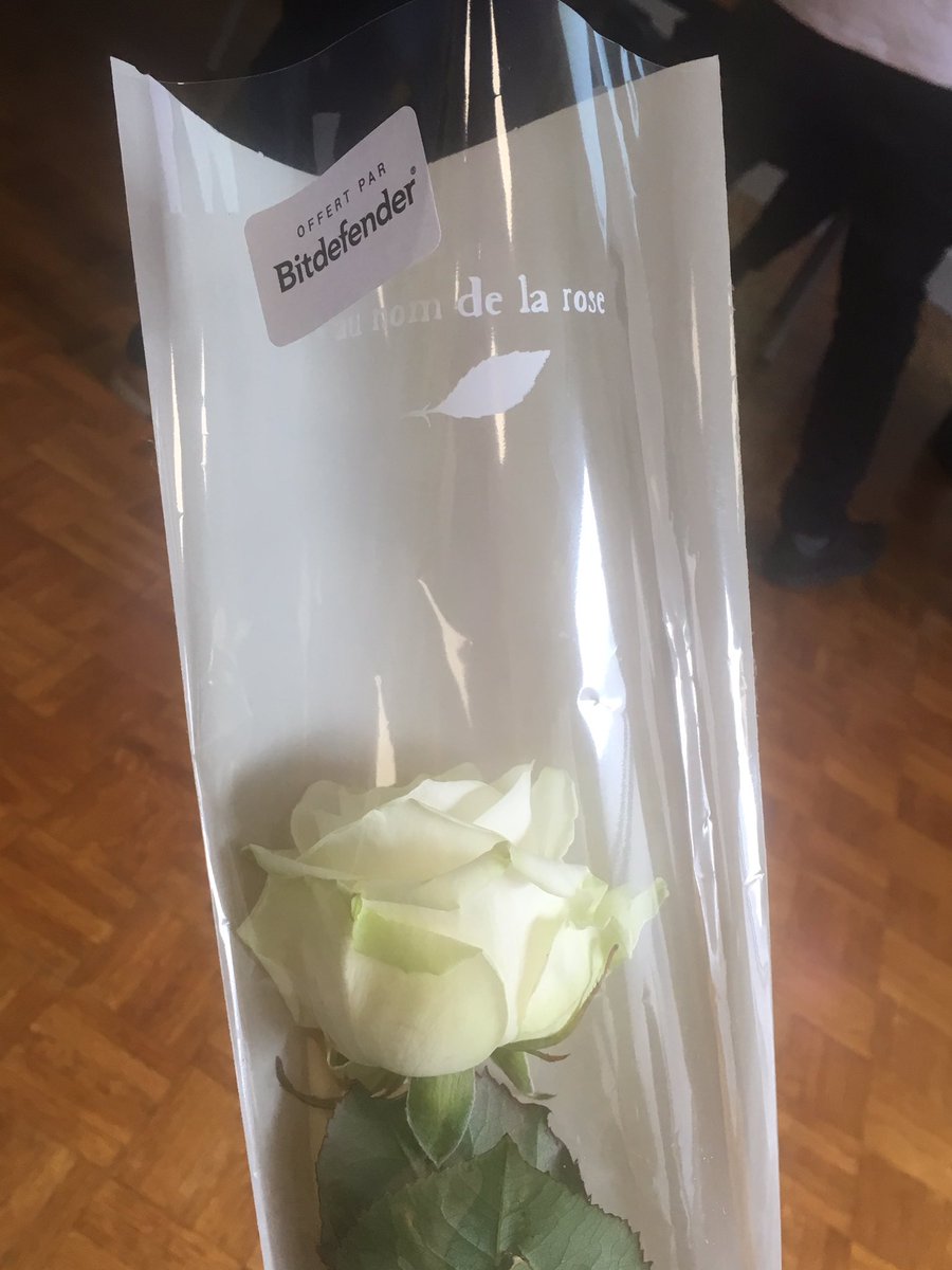 CEFCYS_Officiel's tweet image. Un grand merci à toute l’équipe de @BitdefenderPro qui ont su passionner les auditeurs et les étudiants de @UParisDescartes par leur démo et séduire les membres du @CEFCYS_Officiel par une délicate attention #lesRosesParBitdefender @BitdefenderPro Colloque #Cefcys