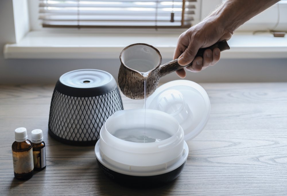 The Total Guide To Diffusing Essential Oils &amp; 5 Recipes To Try - naturallivingideas.com/guide-to-diffu… #diffusers #essentialoil #oils #diffuse #aromatherapy #nature #healing #naturallivingideas