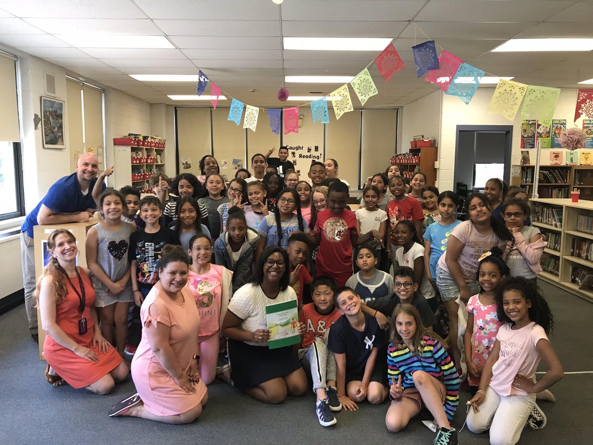 TeaneckWhittier's tweet photo. 📚 Former Whittier and BF Student, Cynthia Mae Hunt has published her own book, The Man Who Walks The Five Dogs. She came to Whittier to read her story and autograph some copies of her book for the Whittier School Library! 📚 https://t.co/XzE9AsS7fh