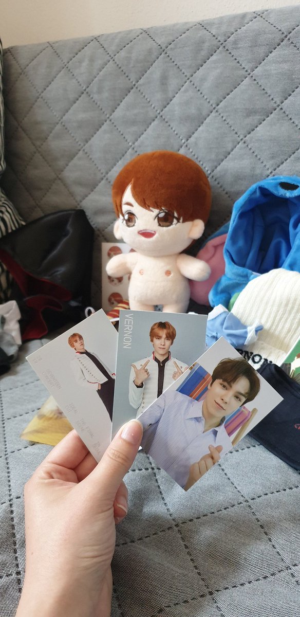 SunHyeMoon's tweet photo. Guess what I found after coming home ㅠㅠㅠㅠ I'm just sad because @HarryVERzi218 is smaller than other 20cm dolls so the clothes don't fit Soonie and Hoonie ㅜㅜ Thanks for hosting the GO, @FrenchCarrotGOs ♡ Especially happy about the photocards! ㅠㅠㅠ #CarrotProofs https://t.co/BuVQMYly03