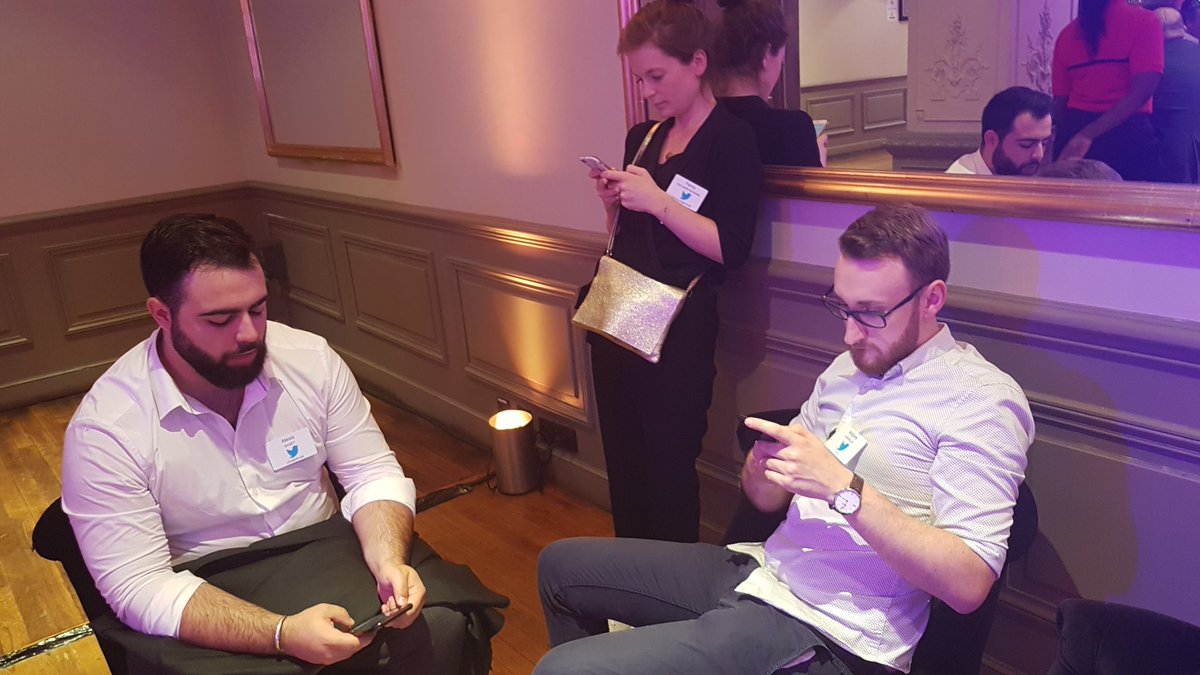 SarahDarmst's tweet photo. Quand les CM se sociabilisent au #GalaflotteAuto ! Aaah elle belle la jeunesse ! Toujours le nez sur son tel. https://t.co/fgjeRlyURW
