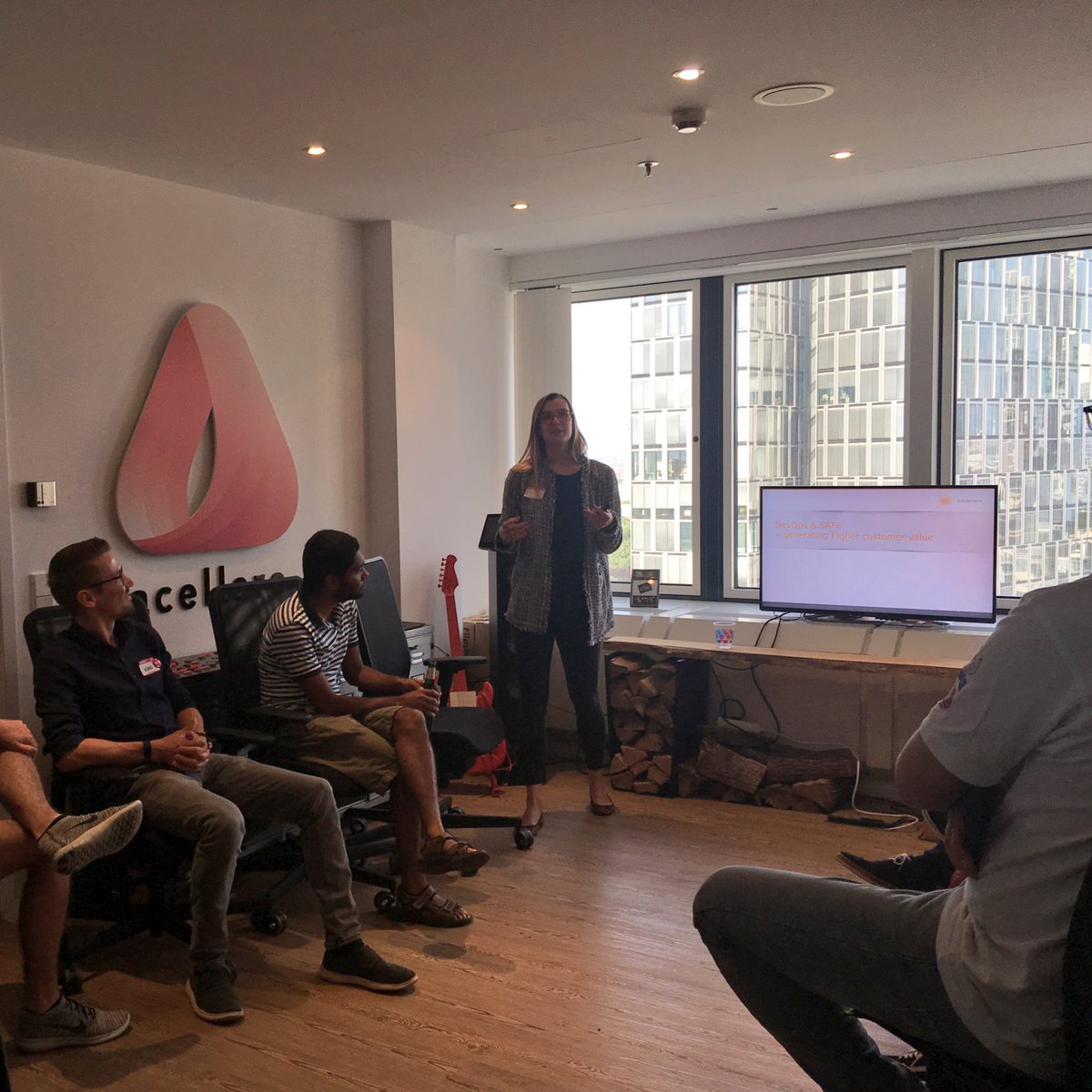 #ScalingAgileGlobal #meetup @Carolin77842608 on stage talking about the #SAFe Framework &amp; DevOps #TeamAcellere