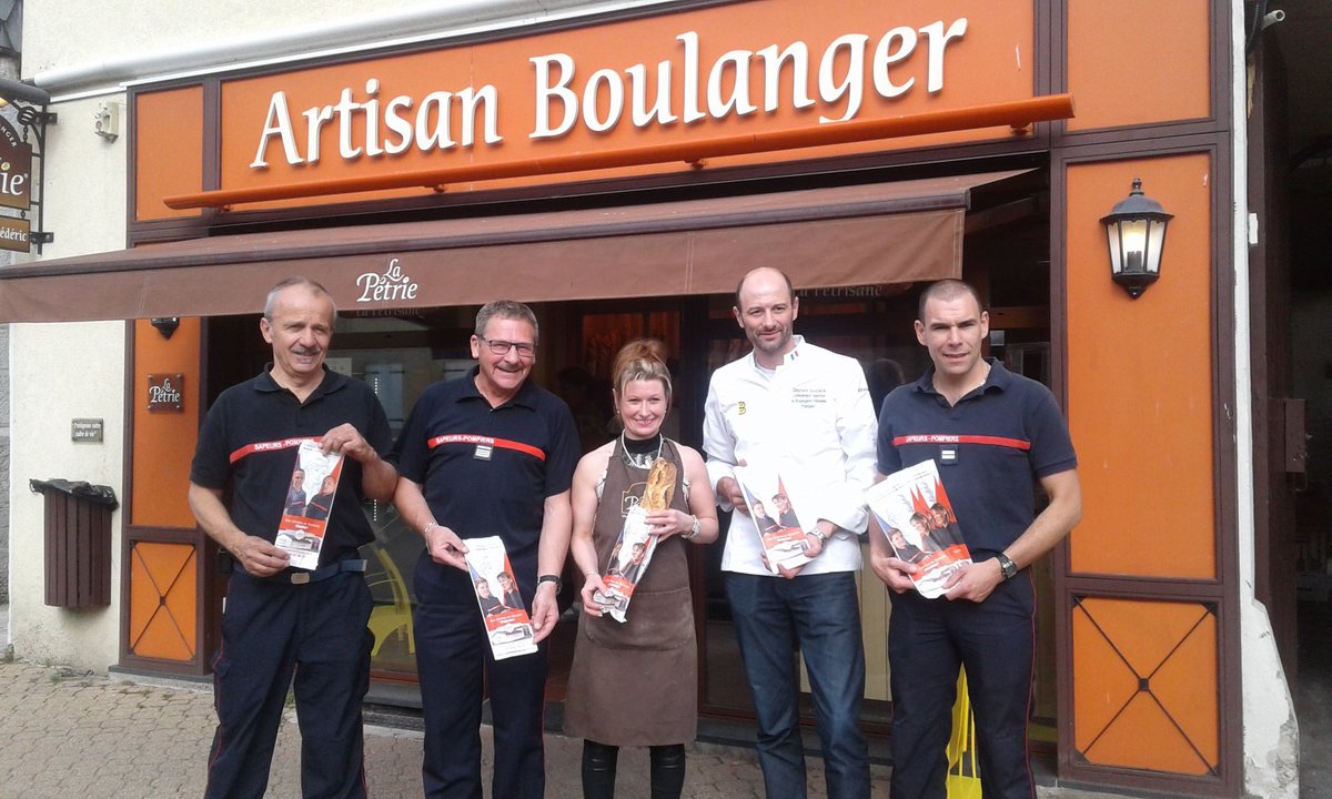 udsp_39's tweet photo. #Volontariat Lancement de l'opération recrutement à Clairvaux-les-lacs avec la mise en place de sacs à pain à l'effigie du SDIS 39 dans les boulangeries sur Clairvaux et Pont de Poitte. Pourquoi pas vous ?engagement@sdis39.fr
@phuguenet @AllioneFNSPF @PompiersFR @guilbert_celine https://t.co/K3V27GetFL