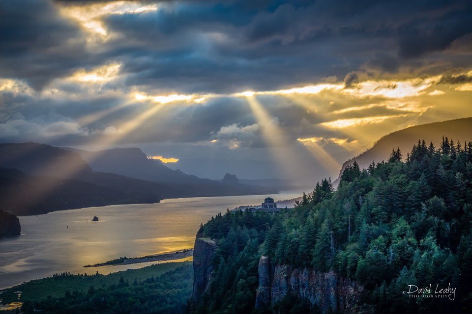 DavidLeahyPhoto's tweet photo. Beam me up! 😆 Sun beams in the Columbia River Gorge this morning. #sun #pdx #fox12 #cloudporn #EarthandClouds #KGWSunrise #naturelovers #ORwx #PhotographyWx #StormHour @MarkNelsenKPTV https://t.co/IuBLYuNO59