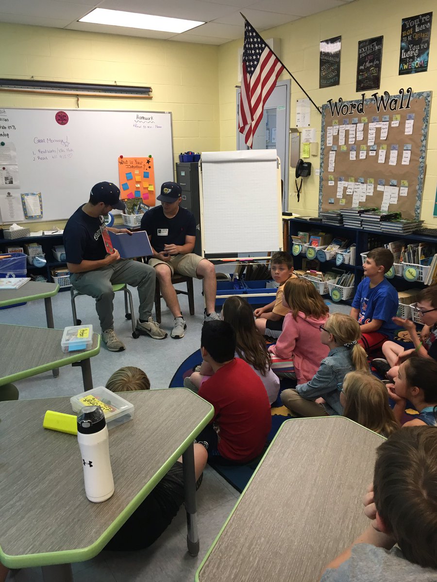 brittanykhansen's tweet photo. 4th graders were so excited to have a book read to them by two players from the North Fork Ospreys! #mysteryreaders #northforkospreys #southoldelem @southoldelem @nickjones1732 @drake_peggs @JViscoso @akazdin @ssuter4 https://t.co/keUJSdwa4t