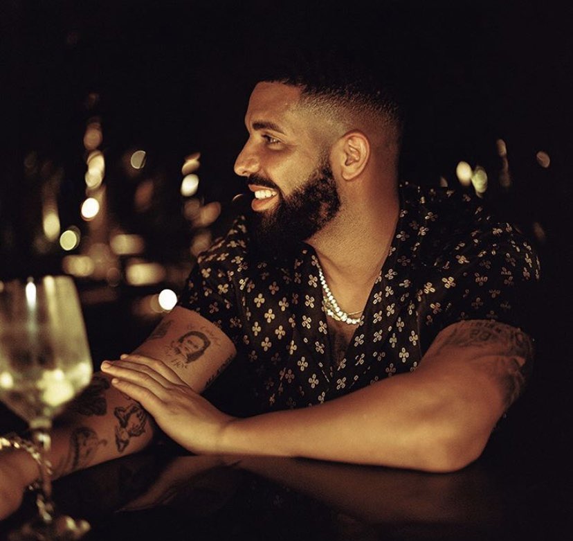 mefeater's tweet photo. Wow. Drake looks good😳 https://t.co/jWYA8BHl7y