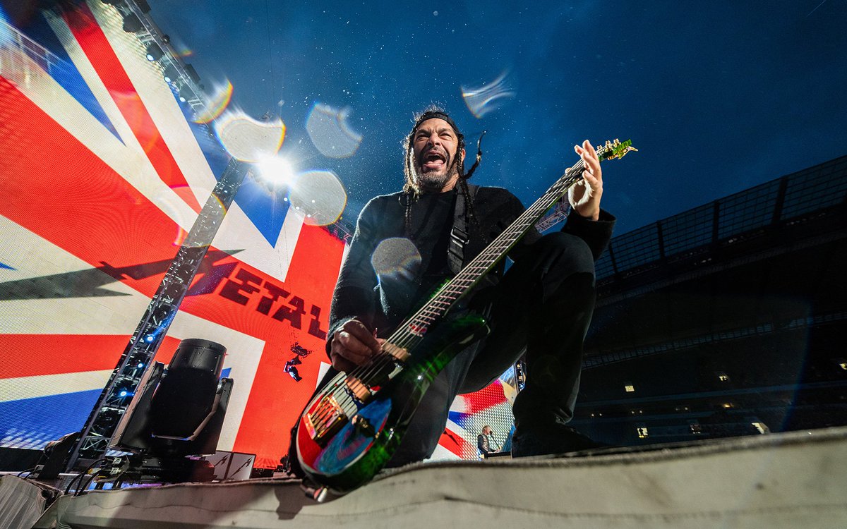 Metallica's tweet photo. Photos from last night’s gig in Manchester! 🏴󠁧󠁢󠁥󠁮󠁧󠁿

Check out the setlist, more photos, videos, fan pics and show notes at https://t.co/xHk2o3evnQ.

#MetInManchester https://t.co/IT86BPfgeh