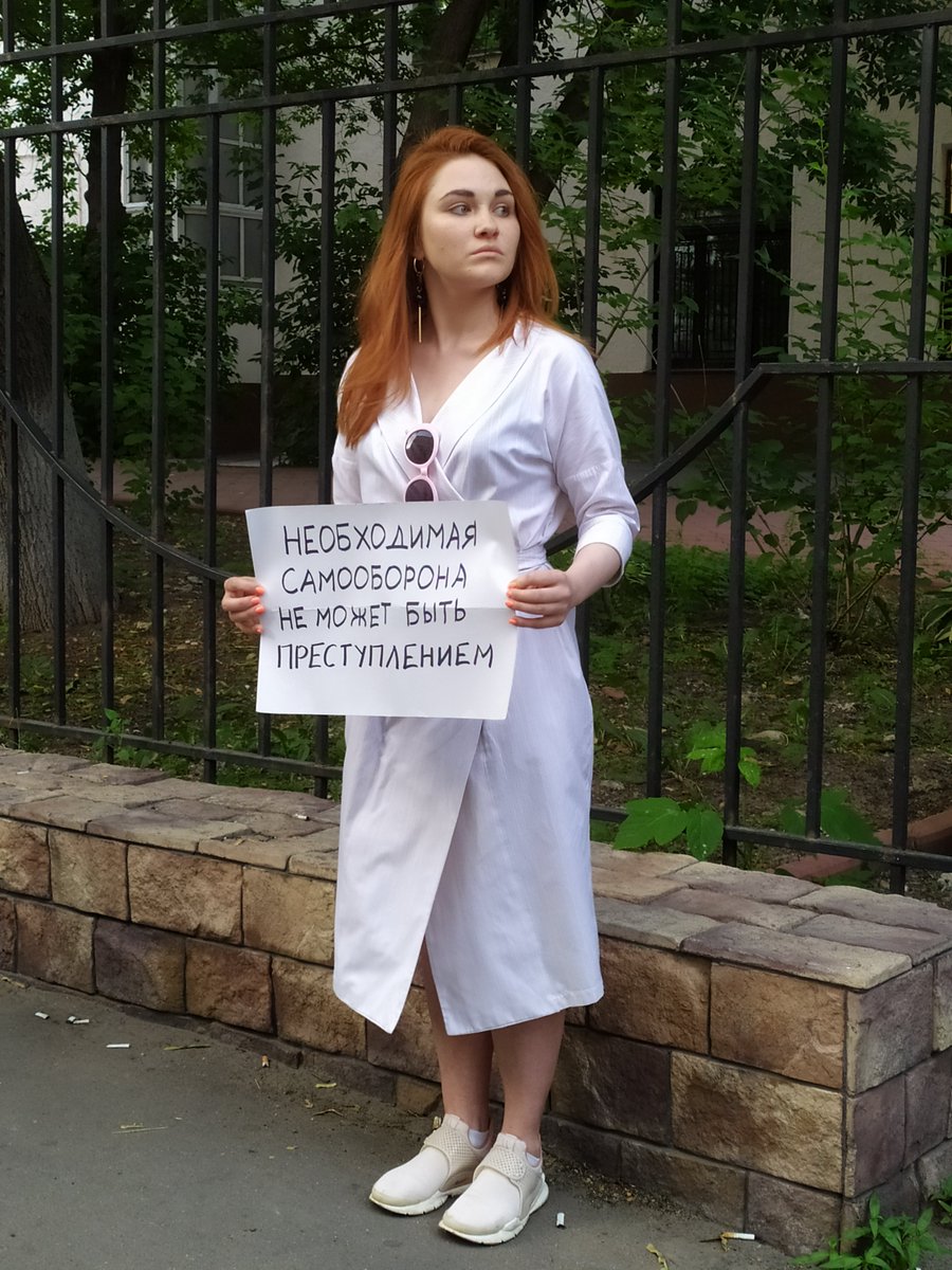 analiviaplural's tweet photo. Manifestação em Moscou para apoiar as três irmãs Xatchaturian, que, no ano passado, assassinaram a facadas o pai estuprador e abusador. Mesmo com os abusos do pai provados pela defesa, as irmãs ainda podem ser processadas por homicídio doloso. "Autodefesa não pode ser crime" https://t.co/WisLvMeSBZ