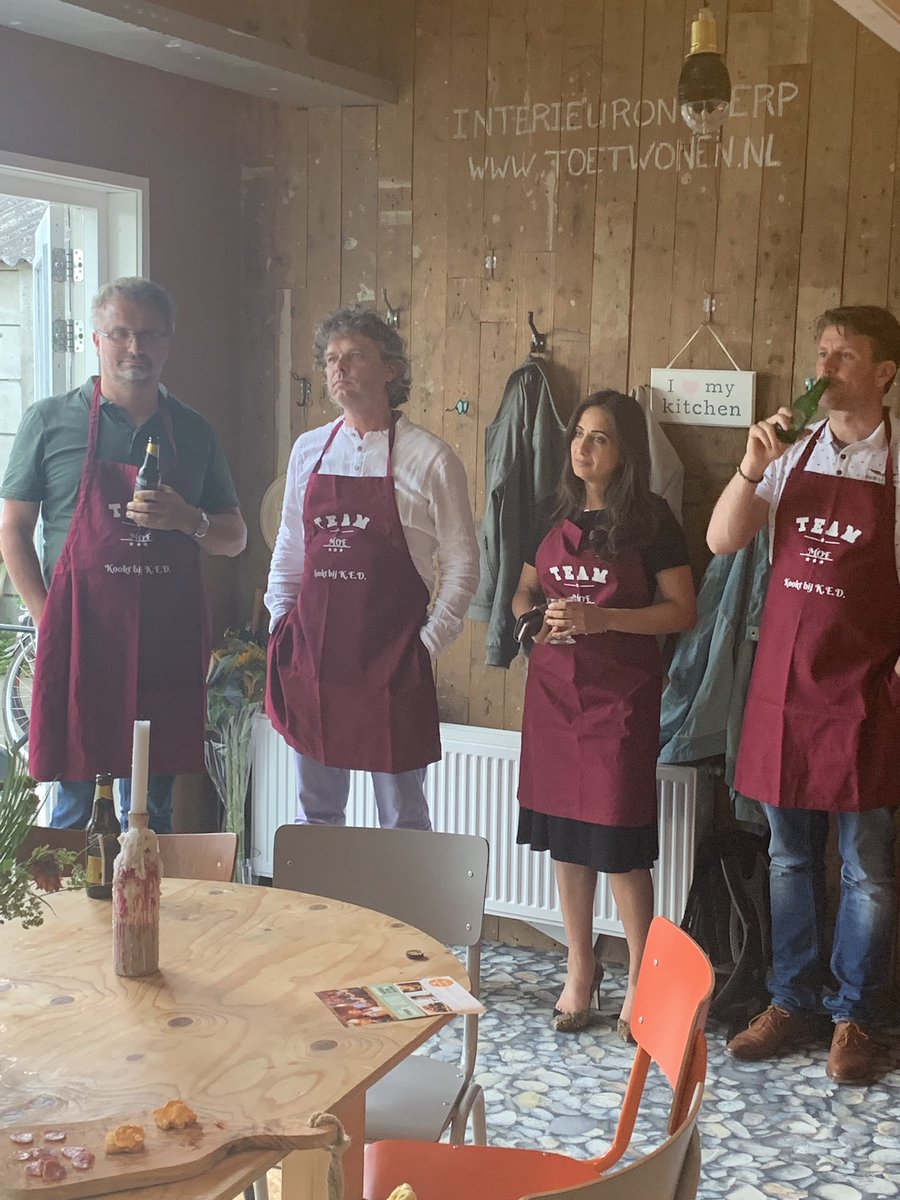 MoeStichting's tweet photo. Vandaag een bedankt avond voor alle mensen die stichting Moe ondersteunen! Lekker eten bij @Astrid37434488 haar stichting Eten koken en daten! Bedankt allemaal! @songulmutluer @RTuijn @marcctwit @RaadZaanstad @GemZaanstad @fhoedem @geertrijken @RinaSchenk https://t.co/iCKq920E1V