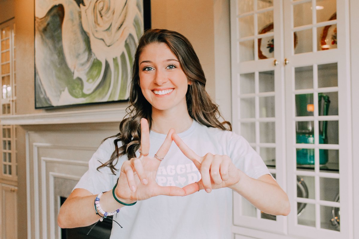 Happy #whykdwednesday! 
Sophomore <a href="/AntoniaDenison/">antonia</a> loves KD because "it is full of the most genuine, kind, and unique people. I was drawn to the strong sense of sisterhood there during rush, and after experiencing it myself, there’s nothing like it!"
bit.ly/31HKePf