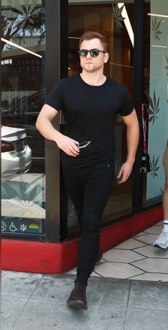 DailyTaronNews's tweet image. 📸 Taron out and about in West Hollywood (June 18th, 2019)