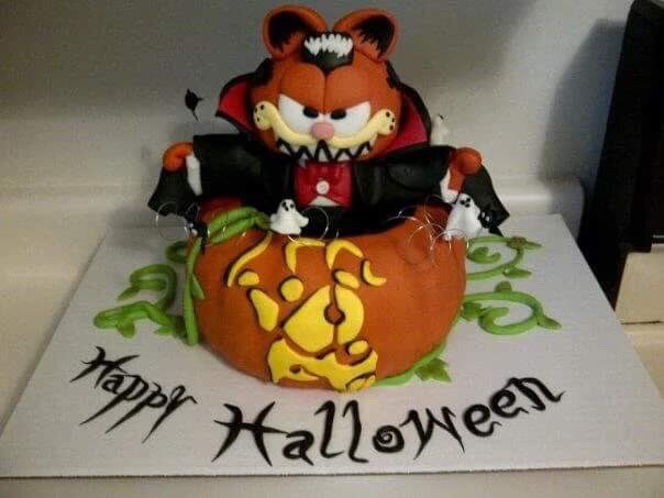 VAMPIRE GARFIELD Cake by Frosted Gems via Cakes Decor.
#GarfieldTheCatDay
#GhastlyGastronomy
