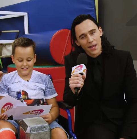 EssentiallyLoki's tweet photo. @HiddlestonSpam @binestom #HiddlesTV (more or less) https://t.co/w8Z3ihYpxz