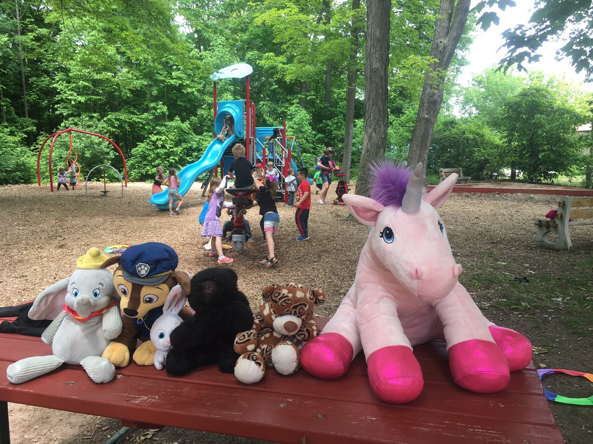 leduc_mrs's tweet photo. Nice day for Teddy Bear Picnic at the park! @ChantalLuff #leducluffkindies https://t.co/q8fMpCoCZi