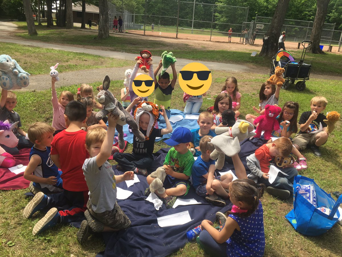 leduc_mrs's tweet photo. Nice day for Teddy Bear Picnic at the park! @ChantalLuff #leducluffkindies https://t.co/q8fMpCoCZi