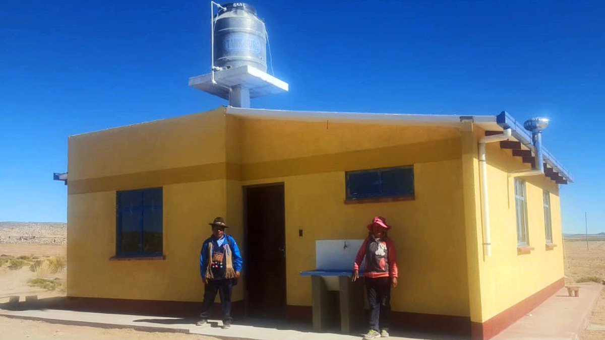 AeviBolivia's tweet photo. ¡Mira! Así quedaron las #ViviendasNuevas en el municipio de #UyuniPotosí. Entregamos a los beneficiarios materiales de construcción para que edifiquen sus casas para que sus hijos tengan un futuro mejor para vivir bien. #13AñosDeCambio. https://t.co/MRWc1WjhaK