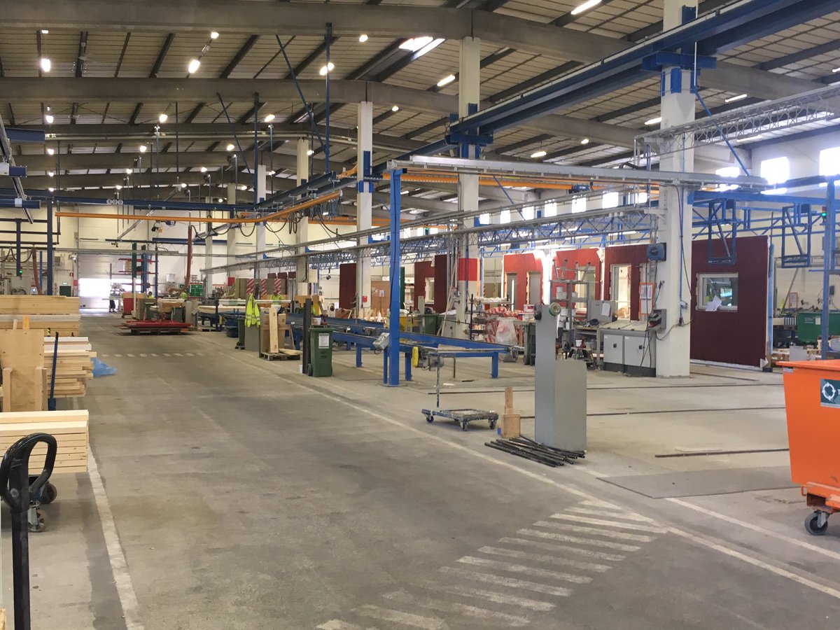 henrikdavidsso2's tweet photo. Besök i #BoKlok hus-fabrik i Gullringen. Ca 1500 moduler/år till vårat lägenhetshus FLEX, som byggs upp till 4 våning. #hållbarahemtilllågtprisföralla se mer på https://t.co/to03kbQ9Xv https://t.co/mAaZ9AdKgM