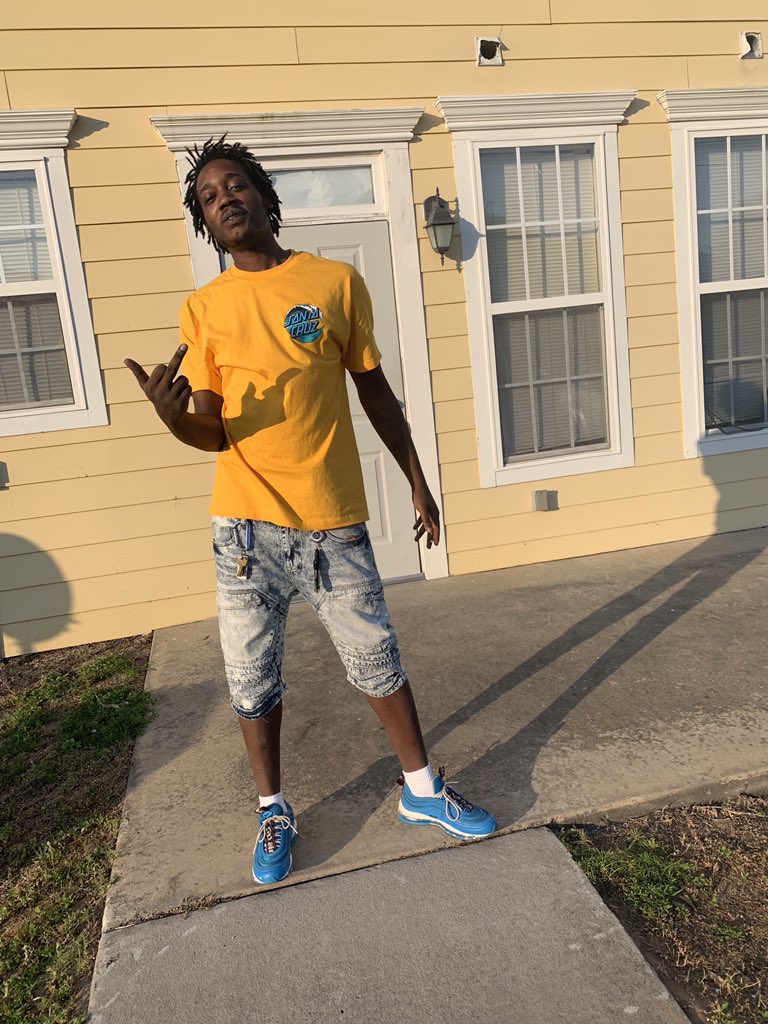 DaRealGJefe's tweet photo. She say I only get excited when the pack touchdown 🕺🏾📦💪🏾⚠️💛🥇🍌⚡️🅿️💧🥣🧩🧿 #streets6iggestGangsta #FreeThaSouljas https://t.co/CYgA4aZvQF