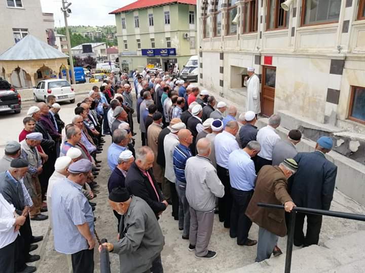Tüm yurtta olduğu gibi İlçemizde de Mısır'ın ilk seçilmiş cumhurbaşkanı merhum Muhammed Mursi için gıyabi cenaze namazı kılındı. Merkez Büyük Camiinde İlçe Müftümüz Muhammet Salman tarafından kıldırılan cenaze namazına katılım yoğun oldu.