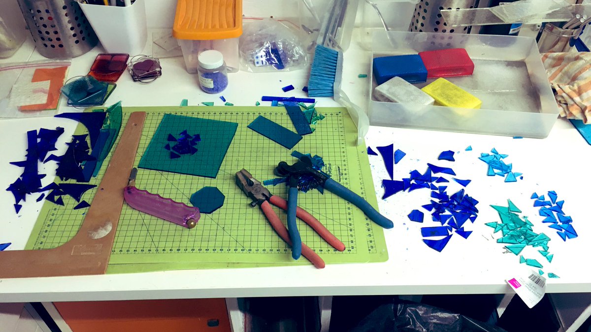 CWhandmadeglass's tweet image. Lots of cutting, snapping and grinding again today. I’ll sure find something to do with all these tiny off cuts... #nowaste #offcuts