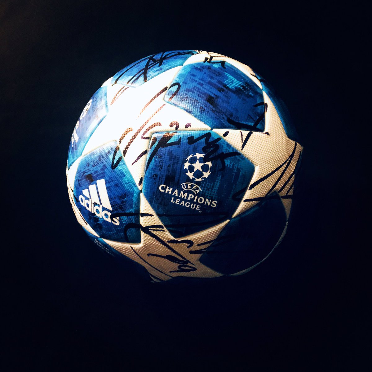 BidforHope's tweet photo. Hey ragazzi di #Napoli 👀 https://t.co/x4MdqnX9Hd

💯% per @TheodoraSuisse/@stheodora di @GenevaCup &amp; @UEFA_Foundation 😍🧡

@NapoliCFrance @SSCNapoliNews @SSCNapoliNews_ @SscNapoliNews1 @sscnapolin
#SSCNapoli #Insigne #Koulibaly #callejon #charity #Children #morethantalent https://t.co/zZC4sV6ZHE
