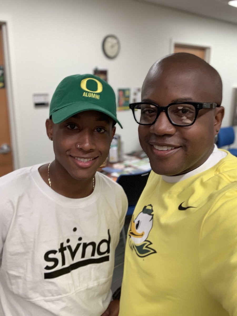 TeamRobinson_3's tweet photo. Had the pleasure of meeting Mr. and Mrs. Marbury, friends and fellow coworkers at the CMAE where @tre_vonr works. My son is surrounded by great people at @uoregon . Special thank you to my parents for making the trip and for their continued support. ππΎ #DuckGrad19 https://t.co/E67OqgffWh