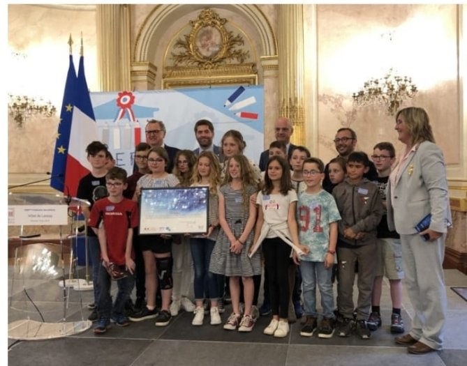 EcoleNecy's tweet photo. Bravo aux CM2 de l'école de Nécy, finalistes du parlement des enfants! https://t.co/eALJGSQG5z