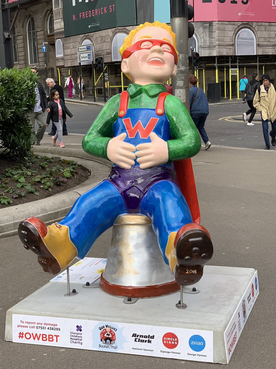 KnittedLibrary's tweet photo. George Square in Glasgow is excellent. I got to see one of the Oor Wullieโs, part of a public art trail. Also Queen Victoria with a seagull perched on her head (not very dignified) #EBLIP10 https://t.co/iEVZBsf3RH