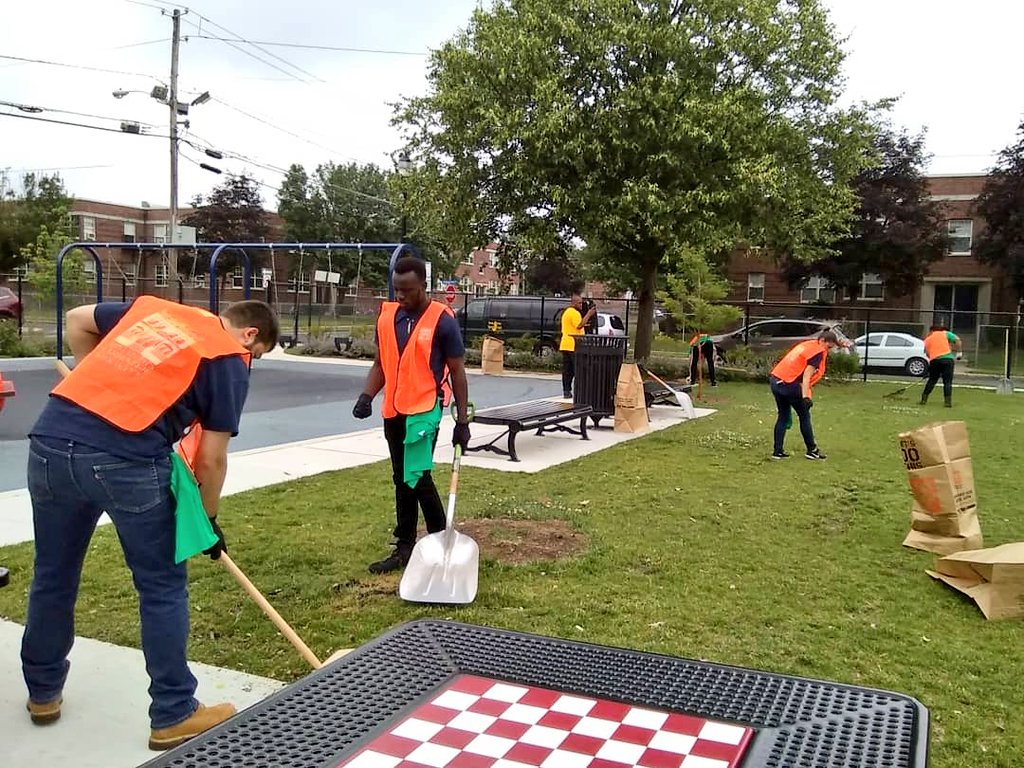 CityofCamdenGov's tweet photo. Mayor Frank Moran, City staff, CCPD, Fire Dept., volunteers from JP Morgan Chase Bank, St. Joseph's Carpenter Society, American Water &amp; residents at today's "Team Up! Clean Up!" clean campaign in Camden's Stockton &amp; Marlton neighborhoods. https://t.co/dlIKOJ22nb