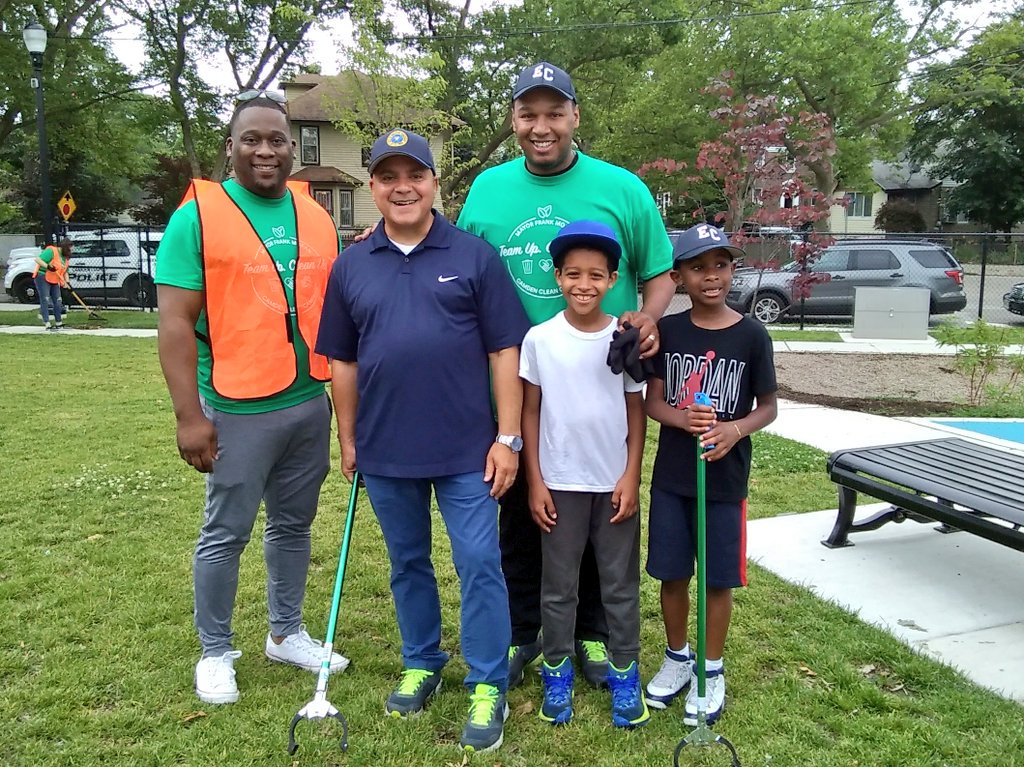 CityofCamdenGov's tweet photo. Mayor Frank Moran, City staff, CCPD, Fire Dept., volunteers from JP Morgan Chase Bank, St. Joseph's Carpenter Society, American Water &amp; residents at today's "Team Up! Clean Up!" clean campaign in Camden's Stockton &amp; Marlton neighborhoods. https://t.co/dlIKOJ22nb