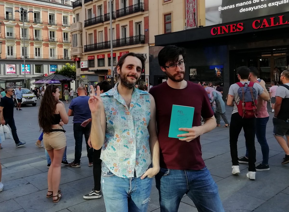 Estamos esperando a <a href="/rodrigogmarina/">Rodrigo García Marina</a> en Callao mientras hojeamos 'Piel fina', la nueva antología de <a href="/Edmaremagnum/">Ediciones Maremágnum</a> ❤️.