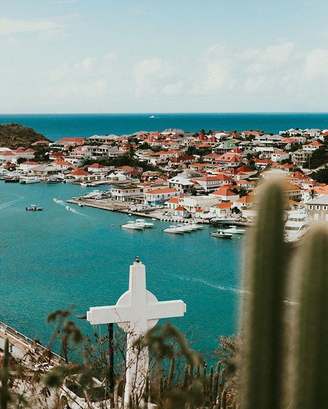 A beautiful view over Gustavia 🙌🏻Repost from @estellethauvy - 🗺
.
.
#stbarth #paysage #stbarthstyle #stbarthélemy #stbarthlife #colors #travel #canon5dmark3 #canon5dmarkiii #canon @canonfrance #sigmaart #sigma35mmart @sigmafrance #shoot #photographe … bit.ly/2Y12EIy