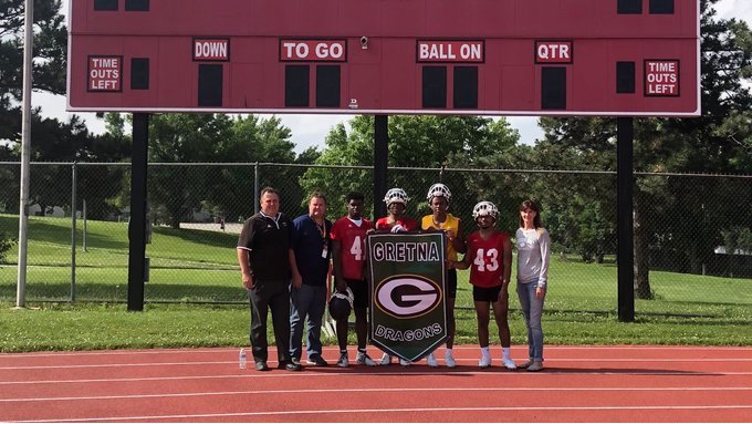 As the Gretna community tries to heal, many high schools and athletic teams are showing their support — by standing with Gretna in green. #GoGreen4Gretna #GretnaStrong #nebpreps

journalstar.com/sports/high-sc…