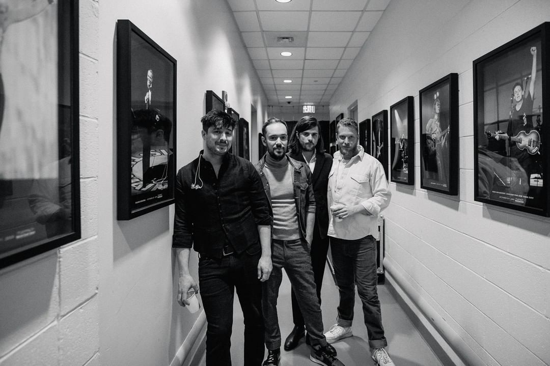 MumfordAndSons's tweet photo. It's #LateLateLondon time 🇬🇧 We're performing on @latelateshow tomorrow evening on @CBS at 12:37/11:37c. UK, you can watch the show on @SkyOne  this Friday at 10pm BST. @JKCorden, see you soon mate. https://t.co/cUjgBDJYyK