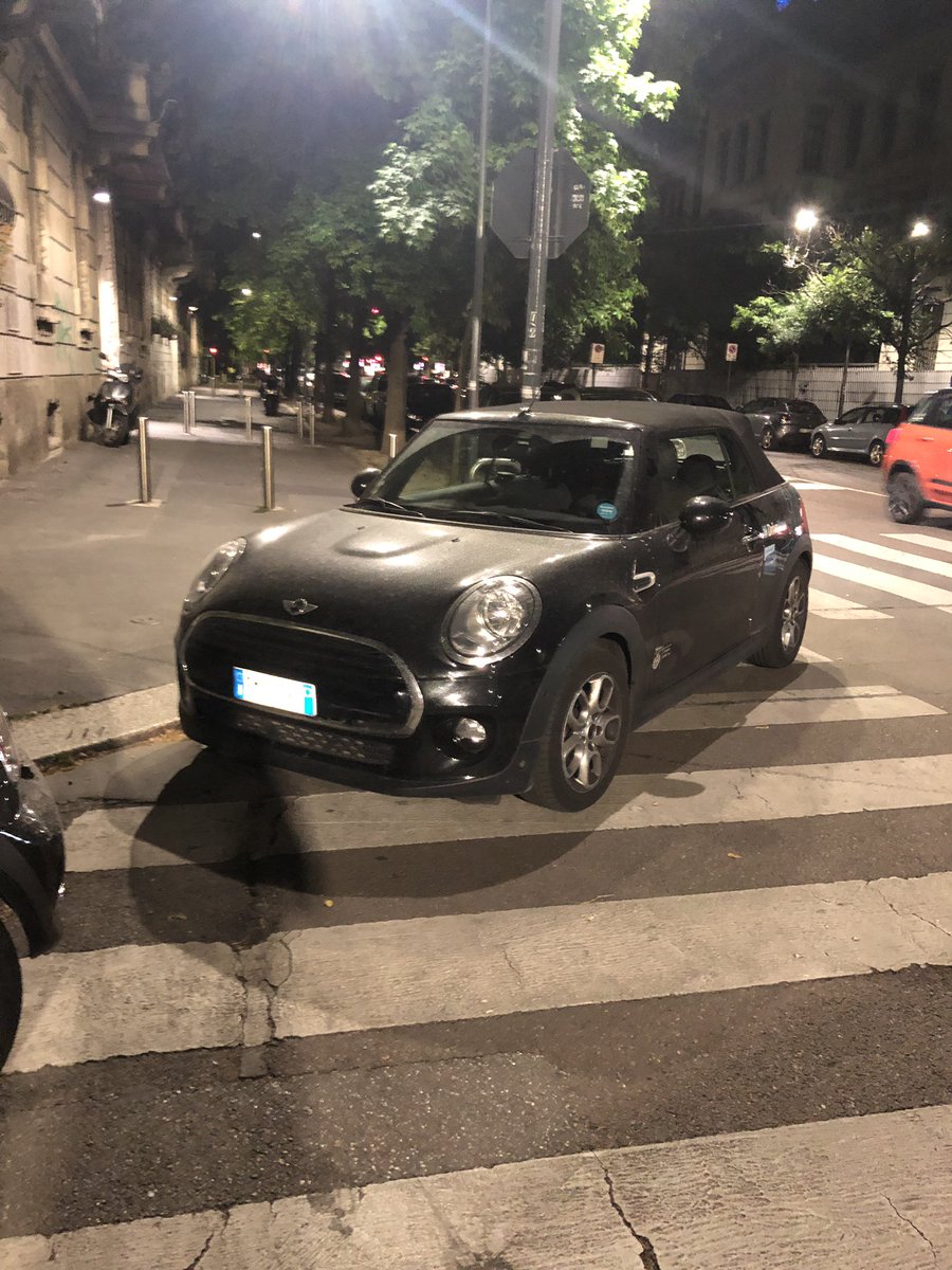 DrAndre's tweet photo. @DriveNow_IT Ciao possiamo cancellare l’abbonamento di questo incivile che riesce a parcheggiare la macchina non solo una, ma due strisce pedonali? In questo momento angolo via Londonio Grazie https://t.co/GwCpTRPGCx