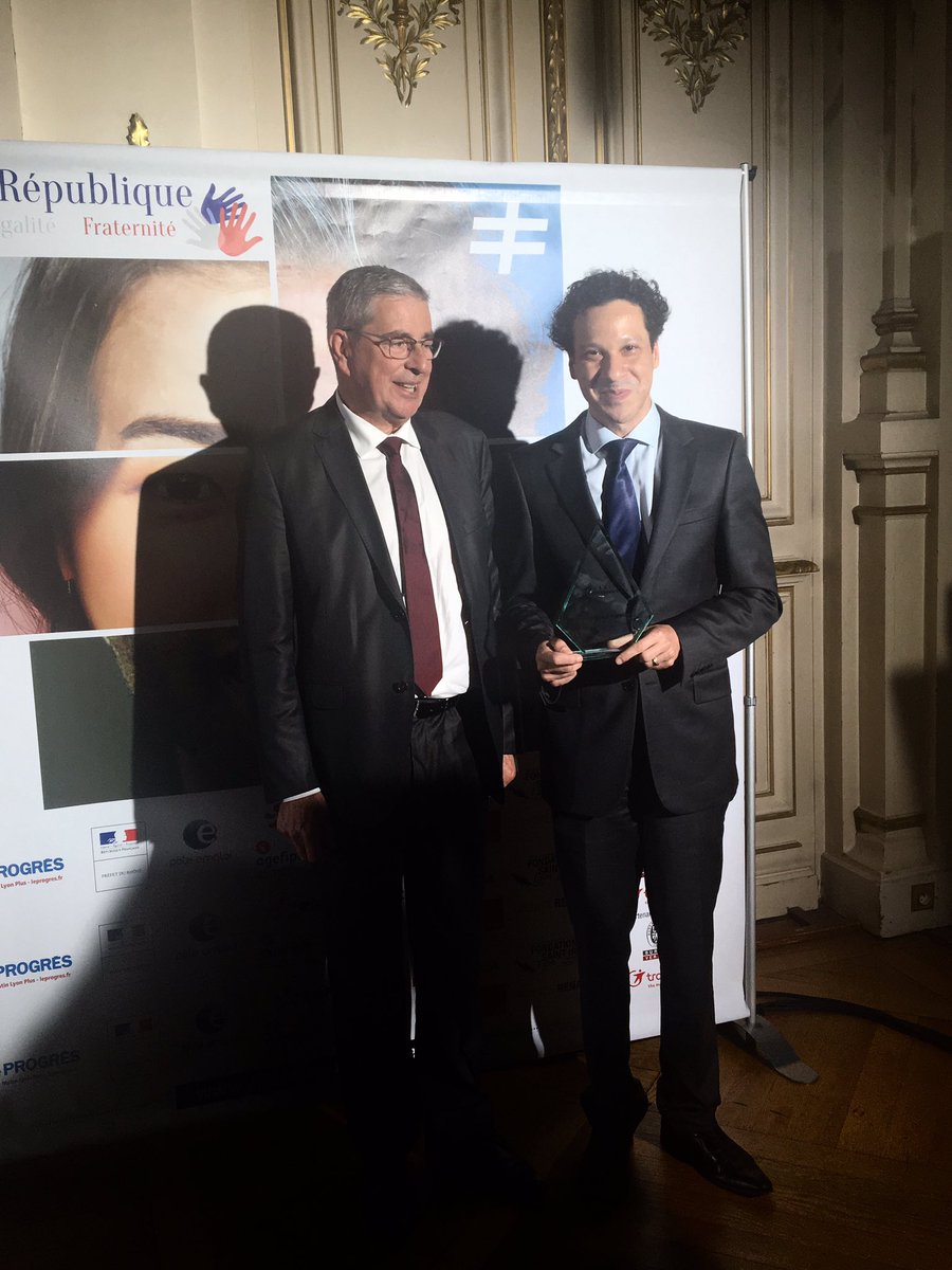 diversites2020's tweet photo. Le premier trophée décerné est celui du dialogue interculturel. Remis par Jean-Claude DELMAS du  @Groupe_Casino à la Société des @MouvCitesdOr. 
#diversites2019 #prefecturedurhone #progresevenements #diversitesetentreprises #19juin2019 https://t.co/MipDESP9D3