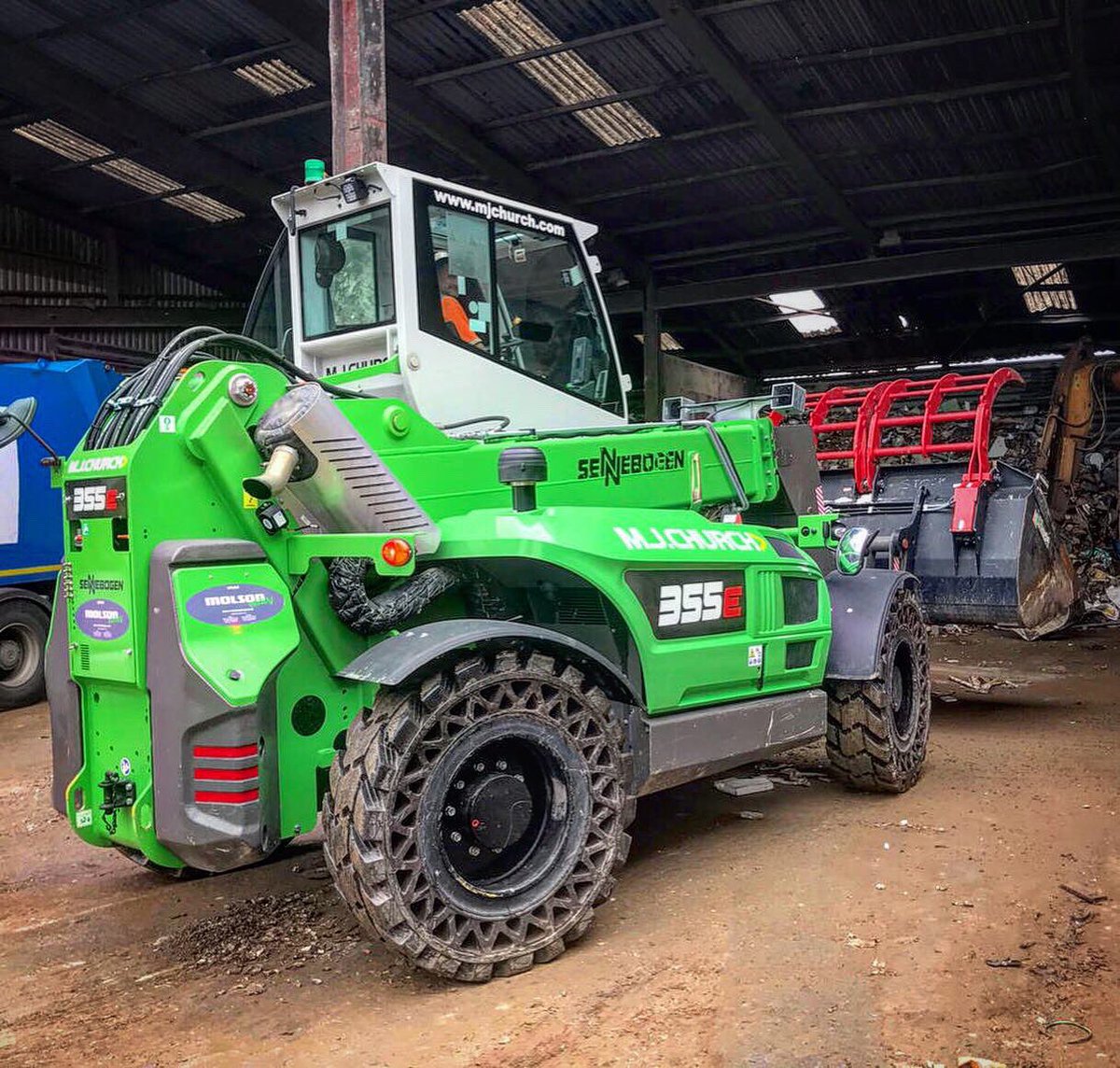 GreenMolson's tweet image. Onsite at one of @MJChurchLtd‘s waste yards with their new @SENNEBOGEN_mk 355E.

This machine replaces a larger, less manoeuvrable wheeled loader on site.

#sennebogen #molsongreen #molsongroup #multiloader #wastespec #waste #recycling #morethanatelehandler