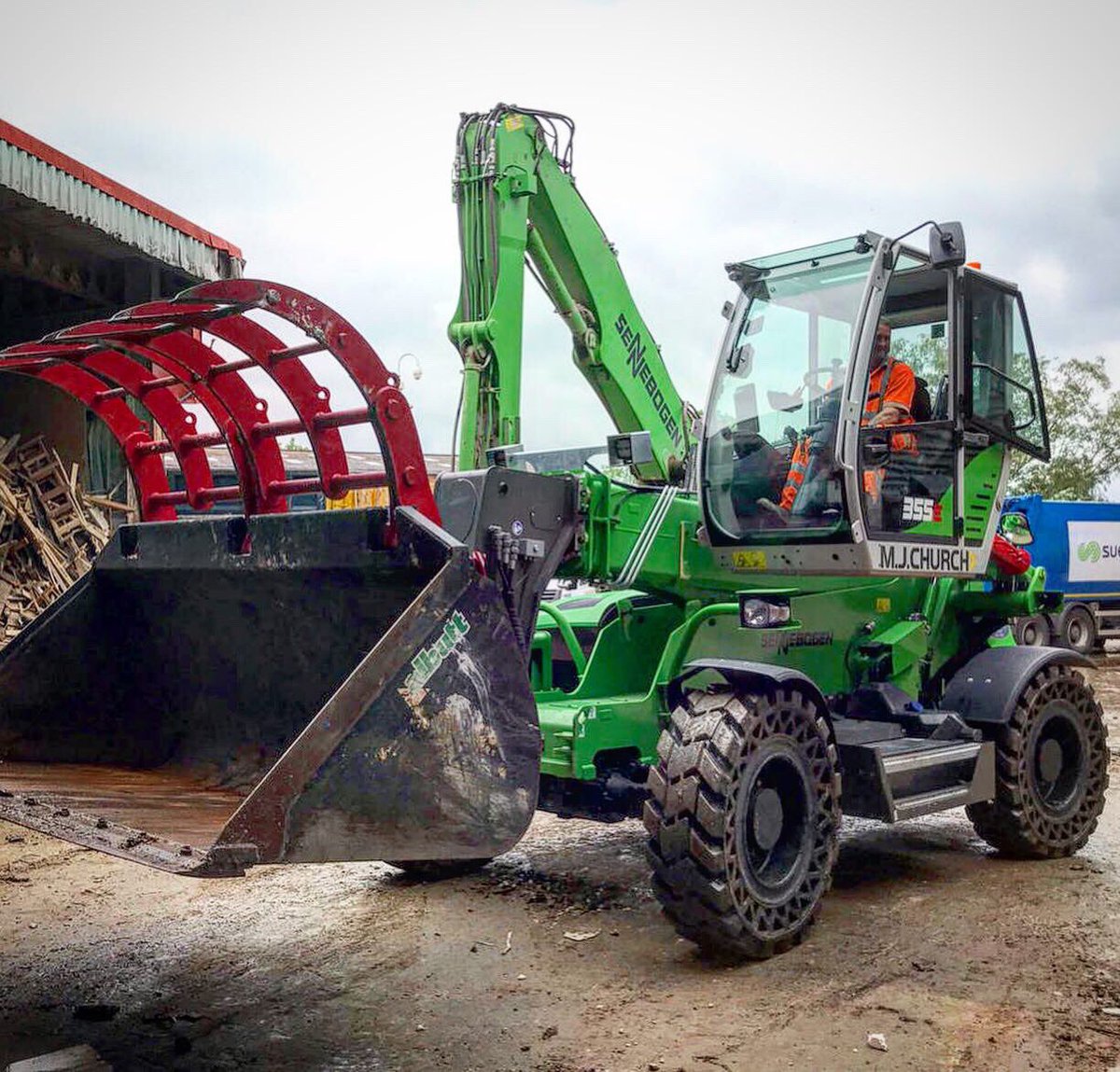 GreenMolson's tweet image. Onsite at one of @MJChurchLtd‘s waste yards with their new @SENNEBOGEN_mk 355E.

This machine replaces a larger, less manoeuvrable wheeled loader on site.

#sennebogen #molsongreen #molsongroup #multiloader #wastespec #waste #recycling #morethanatelehandler