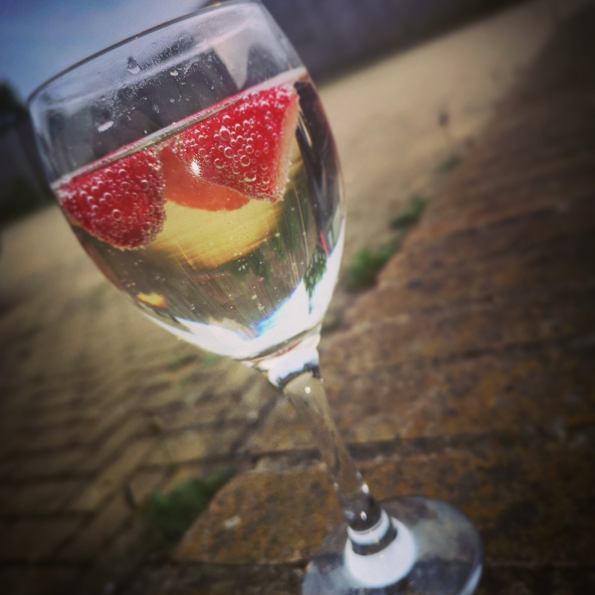 MuaRelizabeth's tweet photo. Celebrating my Distinction* and finally finishing my level 2 hair and makeup artistry course. It's been alot of hard work and juggling with being a mummy to a toddler. However it has all been worth it. Roll on level 3 and making my passion a career for myself and family. https://t.co/DXBA9BnMtL