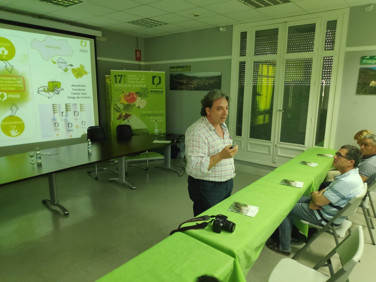 AOVESol's tweet photo. Nuestro director técnico, @pacoolearum, en su ponencia dentro del Taller de capacitación para productores de AOVE en el marco del @aristoilproject en la @DOAceitePriego @jlbergillos @Dgpeinado @turismodepriego @jalmellones https://t.co/5Zj0UzgybS