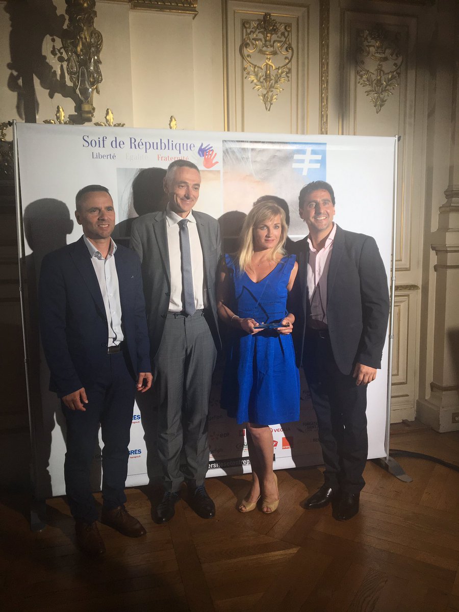 diversites2020's tweet photo. Le prix de l’entrepreneuriat international est à présent décerné au Cirque Imagine, et remis par Maxime CHATARD, directeur territorial adjoint – @SNCF 
#diversites2019 #prefecturedurhone #progresevenements #19juin2019 #diversitesetentreprises https://t.co/IOQLeUkRc1
