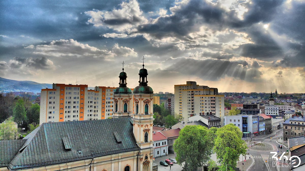 bielsko360's tweet photo. Wieczory nad bielskimi dachami też bywają malownicze, zwłaszcza kiedy słońce i chmury zdobią niebo ☀️
Tak więc, głowy w górę, oglądajmy! 😉

#Bielsko #BielskoBiala #BielskoBiała #drones https://t.co/jDPcz7w2rk