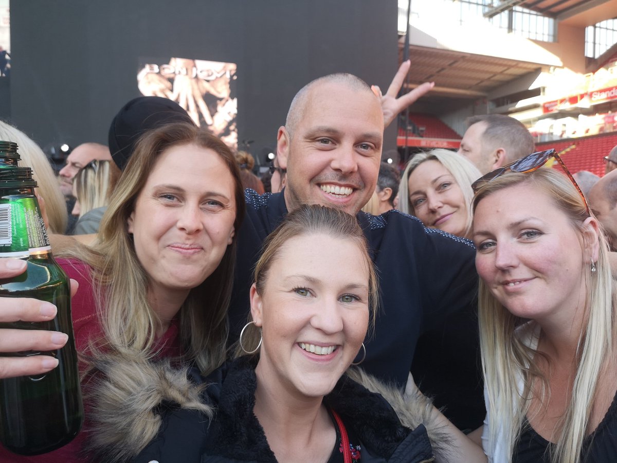 RiverSignChoir's tweet photo. #bonjoviMemories @Anfield https://t.co/qRTugYRJwK