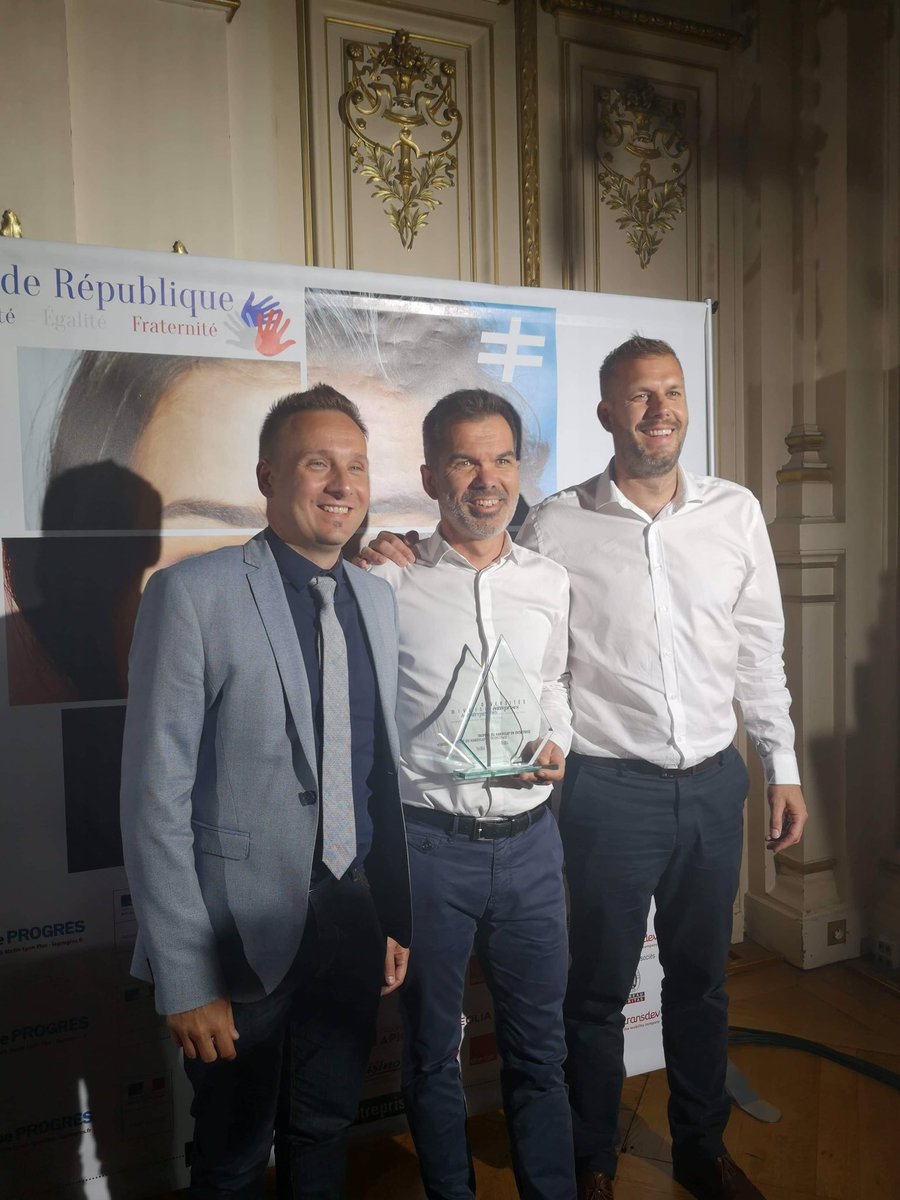 diversites2020's tweet photo. Le Trophée du Handicap en entreprise est maintenant remis par Daniel DIAS, délégué régional AGEFIPH à la Société TriBü.
#diversites2019 #prefecturedurhone #progresevenements #19juin2019 #diversitesetentreprises https://t.co/HonuxK7dVc