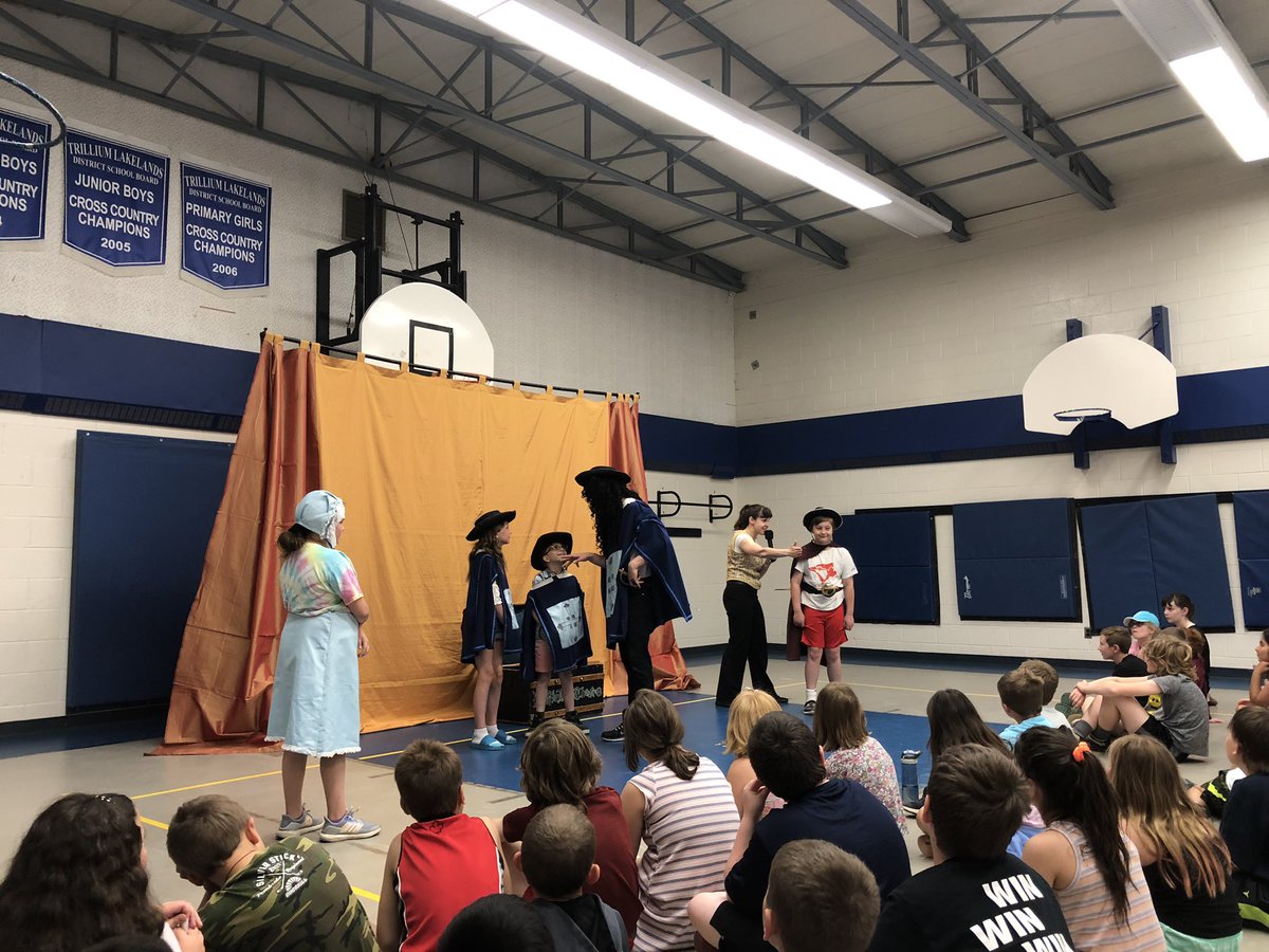 amandaamada11's tweet photo. Duffle Bag Theatre came to Leslie Frost today! What an awesome version of The Three Musketeers with many audience participants! @LeslieFrostPS #theatre #funny #awesome #endofyearfun https://t.co/8OaMty73aw