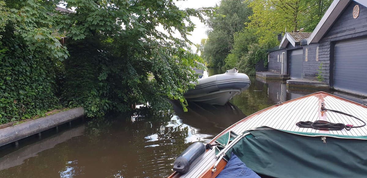 Tja, zo kunnen we wel stoppen met onze vaartocht. Dwarsligger <a href="/Aalsmeer_NL/">Gemeente Aalsmeer</a> illegaal afmeren <a href="/LidlNederland/">Lidl Nederland</a> #Aalsmeer en nog boos kijken ook. Ik zeg een haagje #brandnetels of een hek met bordjes 'niet meren'. #dovemansoren?