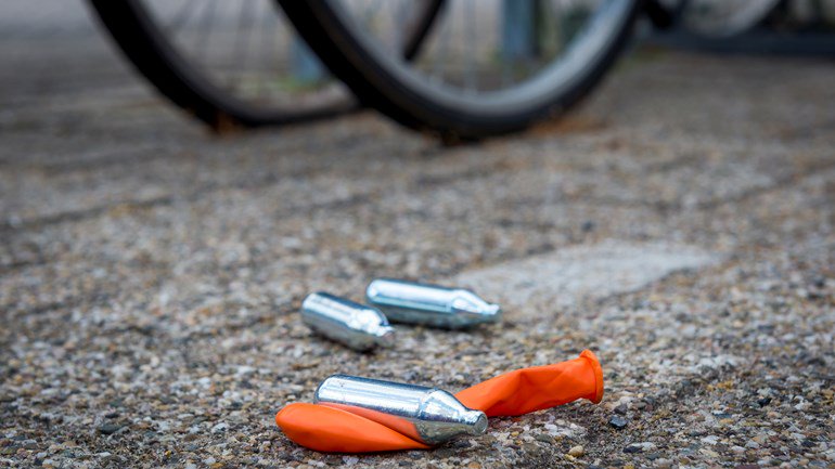drenthe's tweet photo. Verbod op lachgas tijdens Donderdag Meppeldag: In de gemeente Meppel blijft de verkoop van lachgas toegestaan. Maar tijdens de Donderdag Meppeldagen komt er wél een verbod op de handel van dit voormalige narcosemiddel. https://t.co/wuCMPajFle https://t.co/cG2WkMo2hC