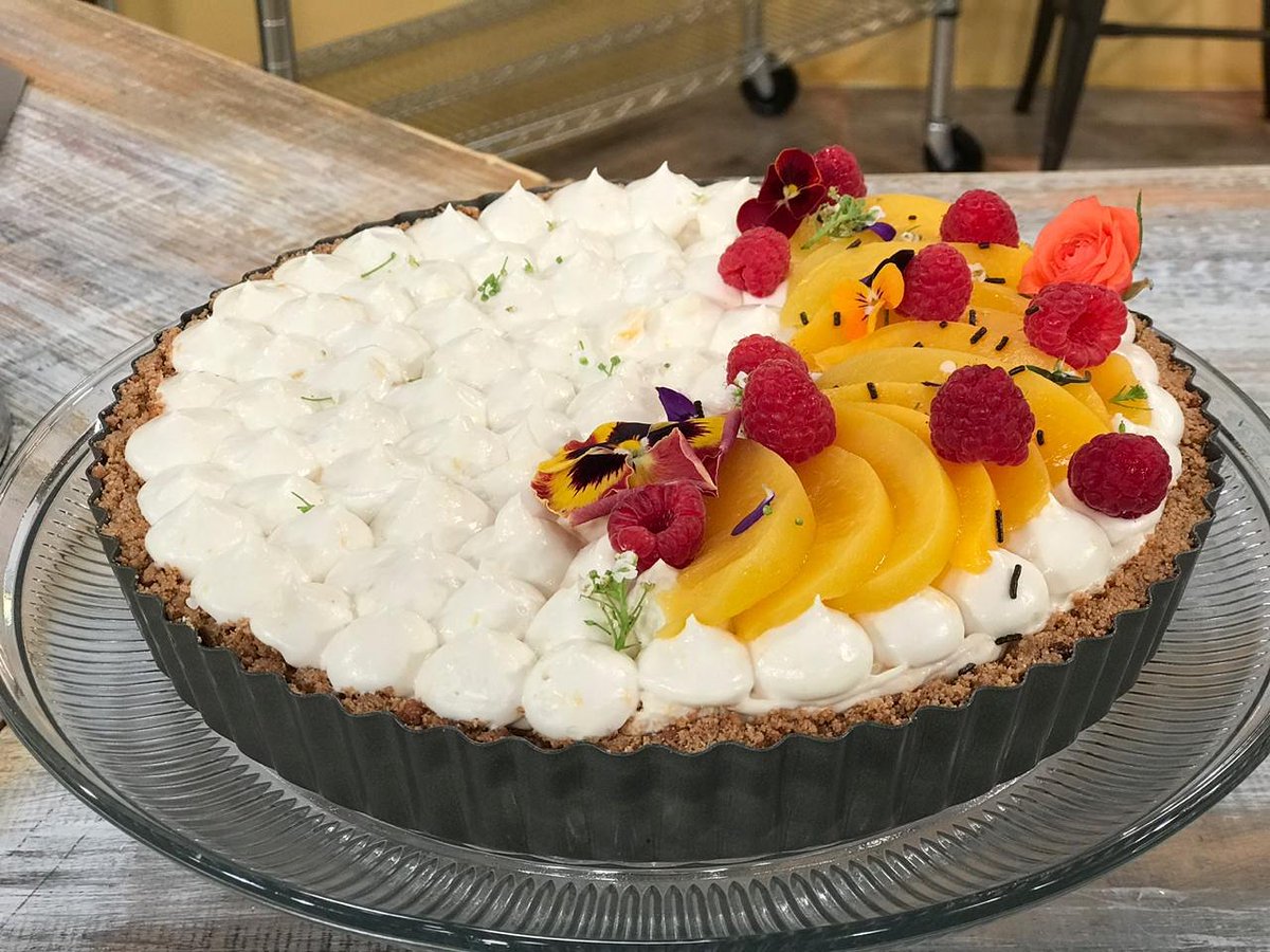 TodoUnShowMX's tweet photo. ¡Deleita tu paladar con esta deliciosa tarta de duraznos que nos preparó @ChefMarianaMez1!
🍑🥧🍑 #TodoUnShowMX

Sigue nuestra transmisión en vivo aquí: https://t.co/Xi8XHQYtf5 https://t.co/4MpbmVQHRd