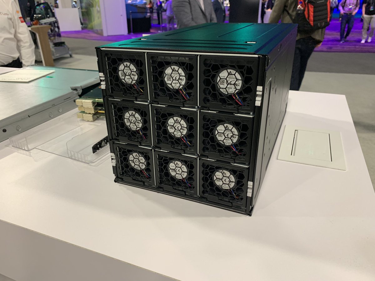 infraphilip's tweet photo. I think I’m in love with #Edgeline #EL8000 - what a great #homelab rig... no word on pricing and its not based on #Moonshot cartridges like it’s Edgeline cousins. Looks more like Facebook OpenCompute “blades” #HPEDiscover https://t.co/XHeIEAWBQ3