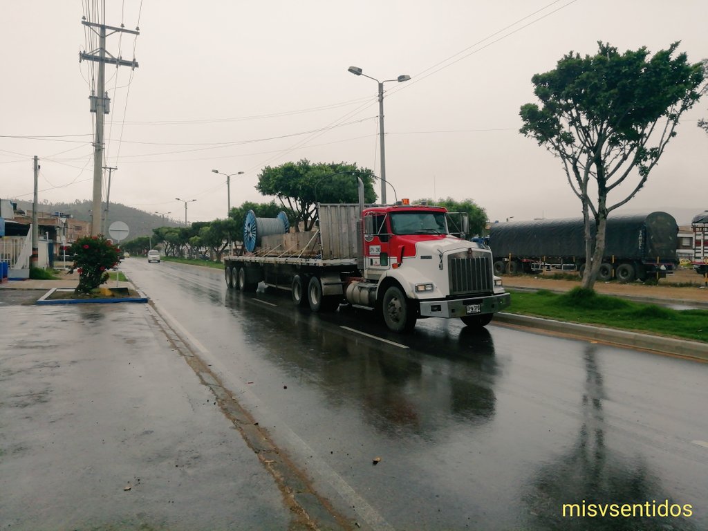periodicoestado's tweet photo. El tráfico pesado que pasa por  #Sogamoso en #Boyacá rumbo a #Aguazul y #Villavicencio será restringido por el #INTRASOG por el incremento en más de 28 mil tractomulas en la última semana como vía alterna al #Meta Las tractomulas podrán transitar de 8 PM a 5 AM @MinTransporteCo https://t.co/okm6lvjbMc